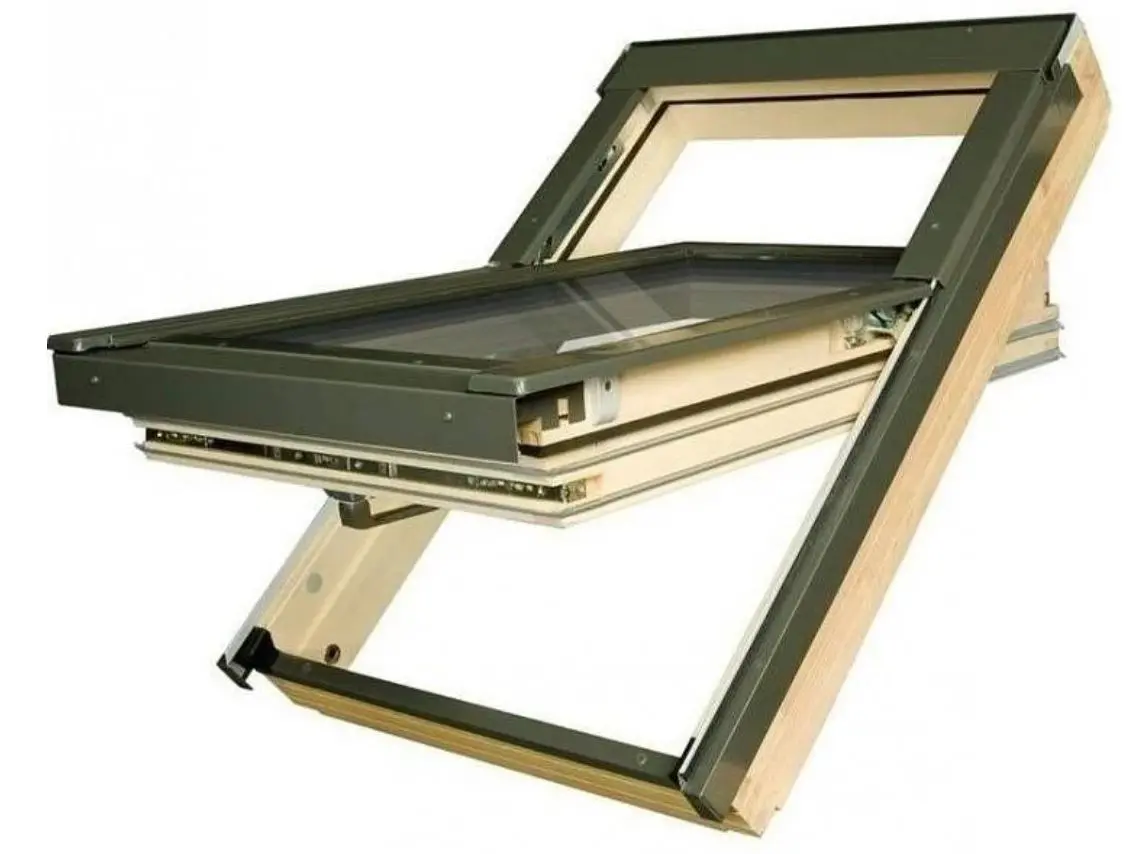 Roof window with center pivot